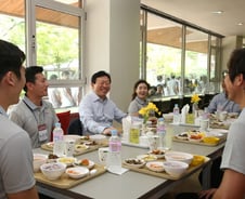 신동빈, 현장행보로 勢 과시…韓日 경영진 잇달아 지지 표명