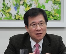 "국정원 기술간담회, 가도 안가도 욕먹어…" 신경민의 고뇌