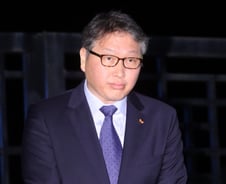 [현장클릭]성경 들고 출소한 최태원 SK회장 왜?