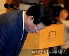 롯데사태로 다시 주목받는 '중간금융지주법'