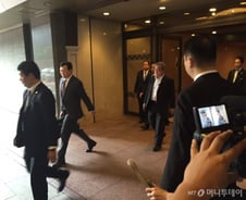 주총 승리로 아버지 '손가락경영'과 결별한 신동빈 회장