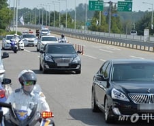 남북 이틀째 '2+2' 접촉···회담장 밖에선 군사적 긴장 고조