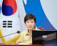 朴대통령 "北 사과 없으면 확성기 방송 유지"