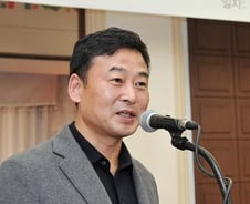 [단독]이기형 회장 "인터넷銀, 사업모델 같아도 시너지가 성패 가를 것"