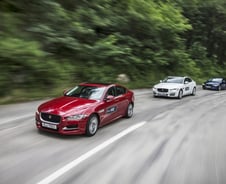 '살아있는 듯' 역동성과 주행감 두루갖춘 재규어XE