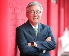 애플워치차고 모바일 축구게임 하는 김종덕 장관 국정2기 구상은?