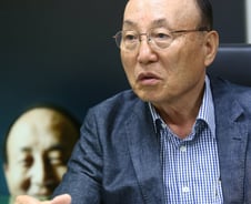 별명이 '최초'인 정형 명의의 삶...운명의 시작은 아버지 의수였다