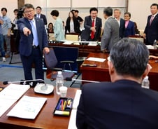 행자부 국감 도중 '야당 의원들' 전원 퇴장 