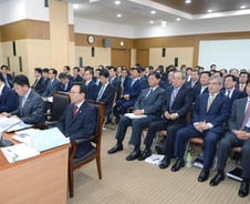 '고개숙인 수출' 질타.."산업부 안이" vs "FTA비준부터"