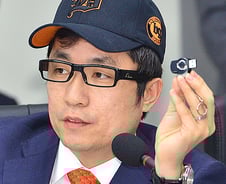 이것은 모자가 아니다? 국감장에 등장한 몰래카메라