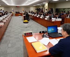 '신세계 차명계좌' 자료제출 둘러싼 공방…기재위 '정회'(종합)