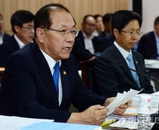 한국사 교과서 與野 격돌…교육부 사실상 국정화 방침