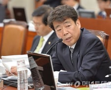 [국감인물]"첫 카드손님 왕재수?"...4선 신계륜의 깨알 질의