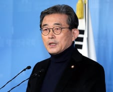 떠나는 '朴 경제교사', 이한구의 '4대 개혁' 작심 비판