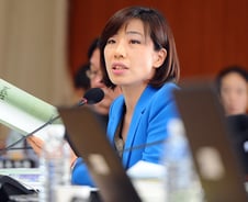 "월급 받으려면 학생에게 수강료 받아와라?"