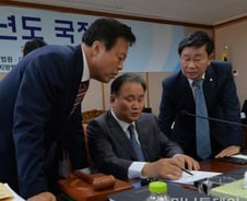 野 '성완종 리스트 수사'검증공세-與 "특정사건 매몰 안 돼"