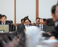 최경환 vs 기재위 野…기름에 불 붙인 공무원노조 '규탄성명'