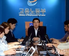 여당의 기간제법 '2+2 연장' 일방적 명시.. 대신 해명한 정부