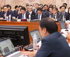 與 "포털, 악마의 편집" vs 野 "예술인 정치검열"