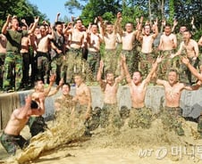 [현장+]'全장병 특별휴가'에 '장교' 빠진 까닭은…'대통령이 사랑않기 때문?'