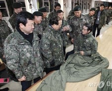 '먼지투성이 모포' 덮는 군인, 3년간 폐렴 1만6000명