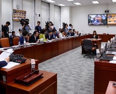 교문위 국감, 동북아역사재단 이사장 청문회 방불…'건국절' 옹호 도마