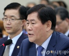 최경환 "조선·해운·철강, 기업 구조조정 매우 시급"