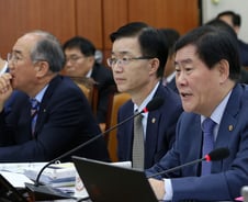 최경환 "TPP 동참, 시점은 협정문 분석뒤 결정"