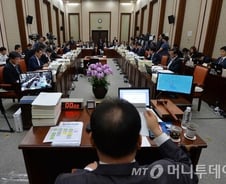 야, 대통령 '검찰 수사' 지휘 의혹 제기…법사위 정회