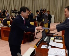 대통령 수사지휘 논란, 검찰 '자료제출거부'에 법사위 '파행'(종합)