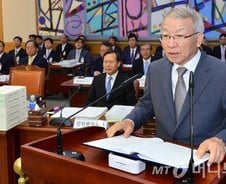 법사위, 대법 국감 또 '파행'…與 "판결 앞둔 박지원 빼야"-野 "법상 문제 없어"