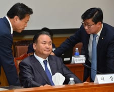 박지원 의원 둘러싸고 여야 대립…'파행' 거듭한 대법 국감(종합)