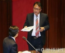 대정부질문 교과서 공방…여 "국정화 필요" vs 야 "왜곡된 근거"