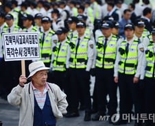 [뷰300]왼손잡이 기자와 '올바른' 교과서