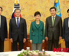 朴 "자랑스런 역사 교과서 필요" vs 文 "국정화 중단"