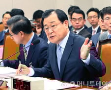 운영위, 교과서TF 공방… 靑 "보고받는 것 당연"