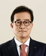 [단독]롯데百, '매니저' 직책 없애고…본사직원 10% 현장배치