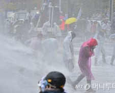 경찰 '물대포 맞은' 70대男 뇌진탕…병원 "생명 위독"