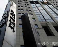 [단독]檢, 'KT&G 前사장, 수사 무마 청탁' 정황 포착…관련자 구속
