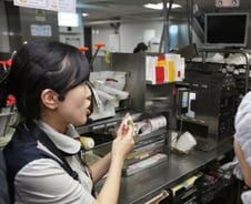 맥도날드 "정크푸드?, 식자재·위생시스템 직접 보세요"