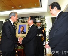 [YS서거]빗속에 이어진 조문, 3200명 몰려…"통합과 화합 기억"