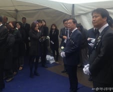 [YS서거]박원순 시장 서울광장 분향소 조문…"민주주의 이끈 대통령"