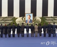 [YS서거]분향소 찾은 시민들 "하늘도 슬픈 듯 비 내리며…"