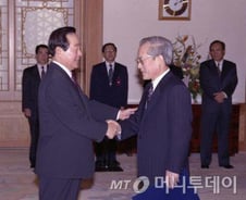 [YS서거]이회창, 방명록에 박정희 휘호 '음수사원'