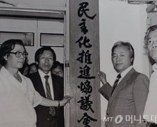 'YS'가 남긴 정치의 그늘…패거리 '정치의 아들들'