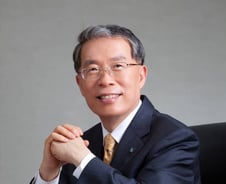 윤용로 전 기업은행장 "비올때 우산 뺏지 않아야"