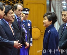 [단독] 朴대통령, 佛 파리에서 예산·노동개혁법 협상 직접 챙겼다  