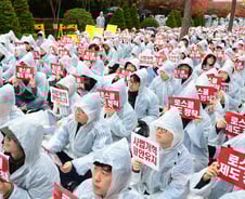 '사법시험 2021년까지 유지'…로스쿨생들 "영원한 서자 취급 두려워"