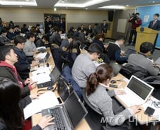 '사시 유예' 왜 2021년일까?…정부 "다시 검토하겠다"