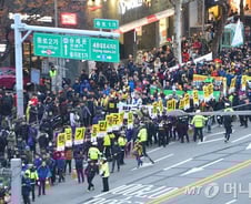 [현장+]꽃을 든 야당과 먹고 살 권리